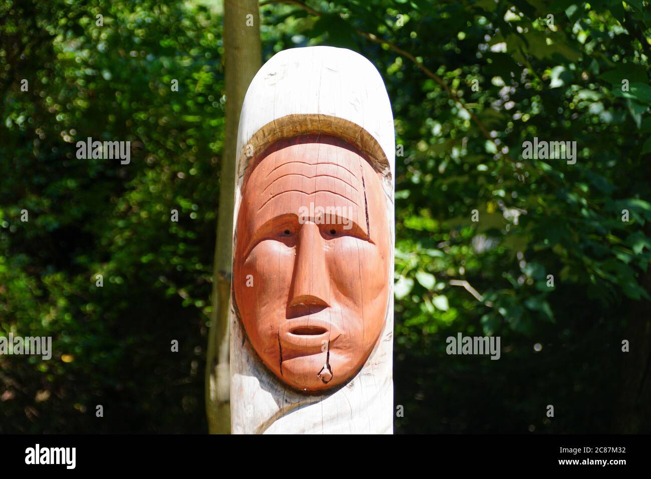 Virginia, U.S.A - 1er juillet 2020 - gros plan d'un des totems de la colonie de Jamestown au village indien de Powhatan Banque D'Images