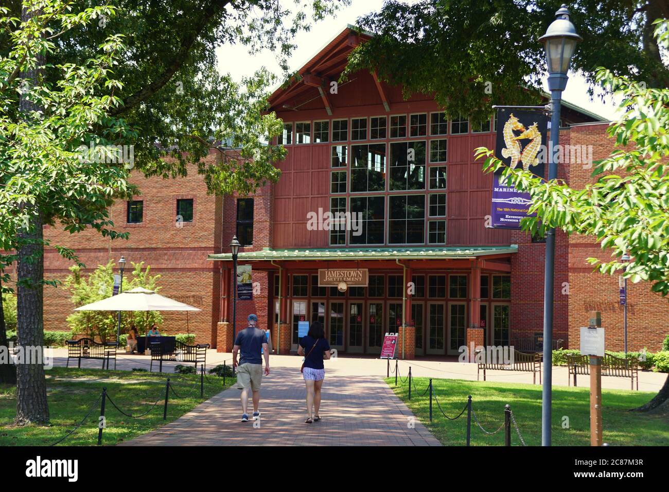 Virginia, États-Unis - 1er juillet 2020 - visiteurs à l'entrée principale de Jamestown Settlement et du musée de la Révolution américaine Banque D'Images