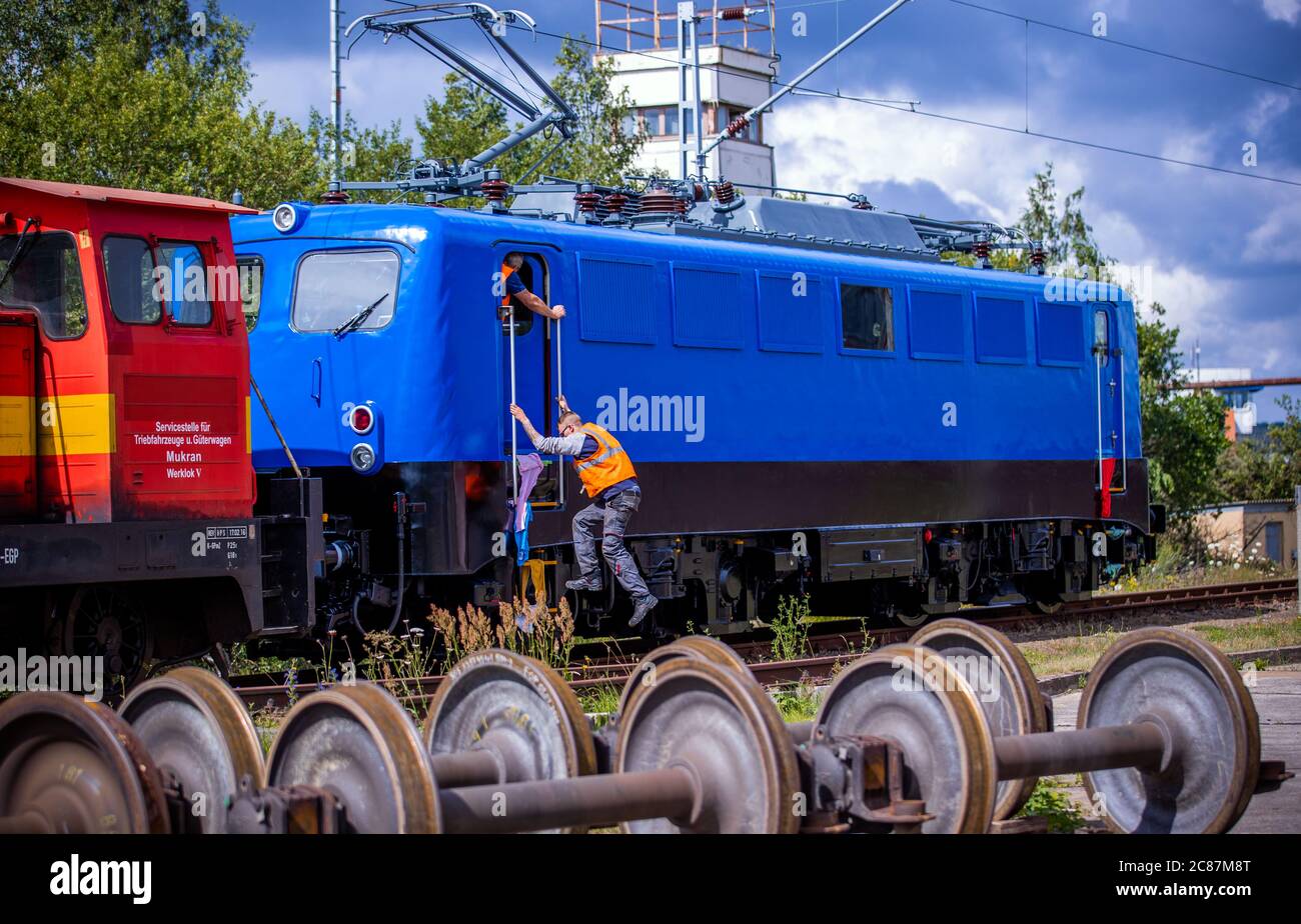 16 juillet 2020, Mecklembourg-Poméranie occidentale, Mukran: Une locomotive électrique de classe 140 construite en 1972 sera préparée pour un essai sur le réseau de voies du port ferroviaire après l'inspection principale dans l'atelier de réparation de la Baltique Port Services GmbH (BPS). Dans l'atelier, les véhicules ferroviaires de la large voie russe de 1,520 millimètres de large ont été réévalués à l'ère de la RDA par rapport à la voie standard utilisée dans le reste de l'Europe. L'atelier, repris en 2014 par l'actuelle société Enon, basée à Putlitz, dans le Brandebourg, remanie les anciennes locomotives et wagons pour une utilisation par la compagnie de chemin de fer privée Banque D'Images