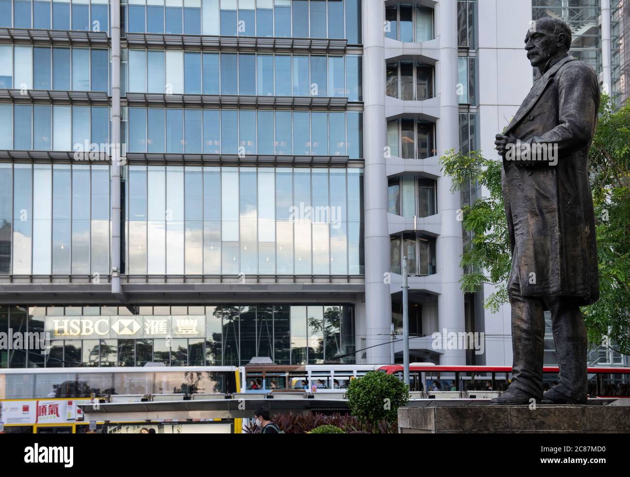 Hong Kong, Chine : 29 juin 2020. Bâtiment principal HSBC, siège social de Hong Kong et Shanghai Banking Corporation, centre de Hong Kong. Une statue de Sir T. Banque D'Images