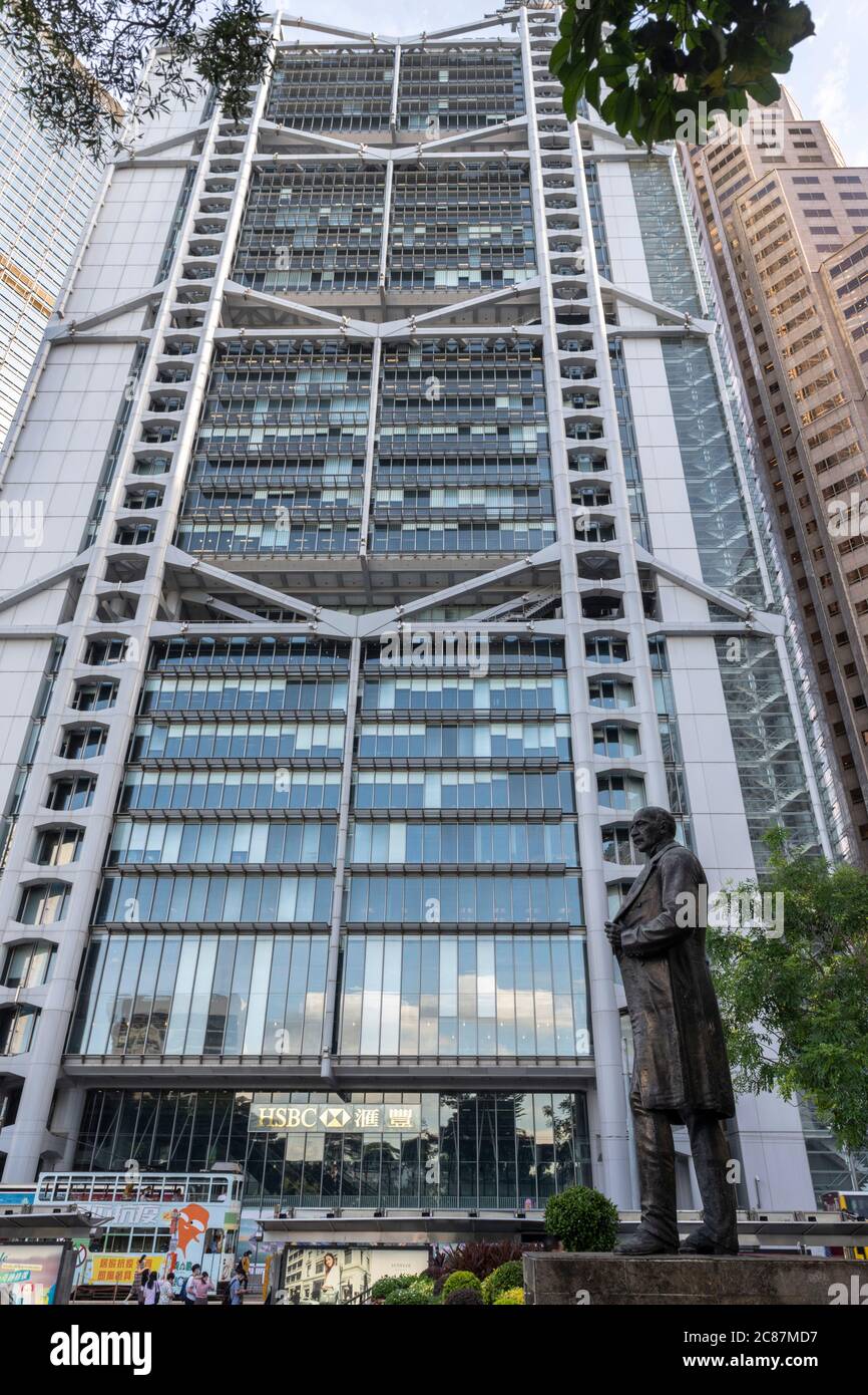 Hong Kong, Chine : 29 juin 2020. Bâtiment principal HSBC, siège social de Hong Kong et Shanghai Banking Corporation, centre de Hong Kong. Une statue de Sir T. Banque D'Images