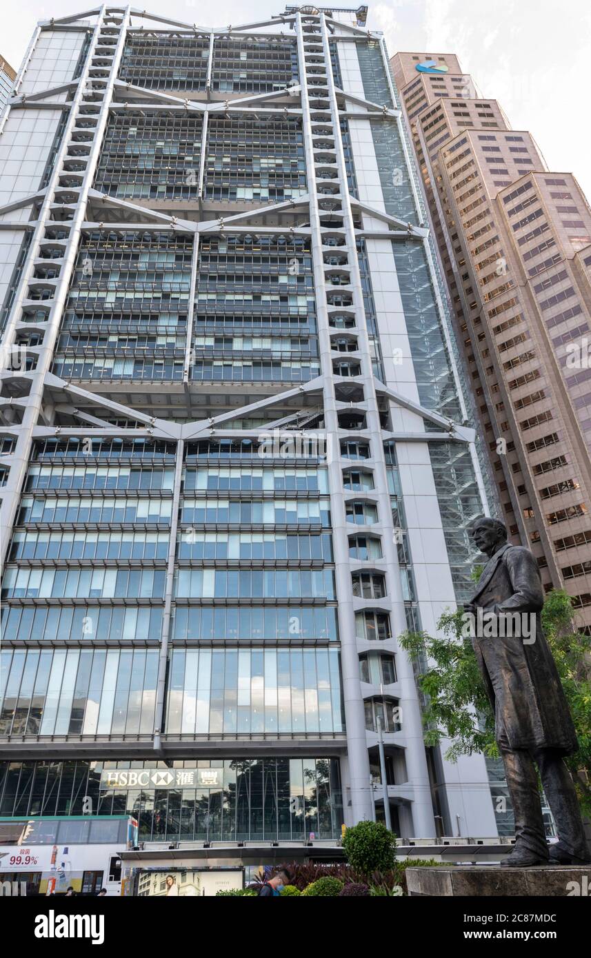Hong Kong, Chine : 29 juin 2020. Bâtiment principal HSBC, siège social de Hong Kong et Shanghai Banking Corporation, centre de Hong Kong. Une statue de Sir T. Banque D'Images