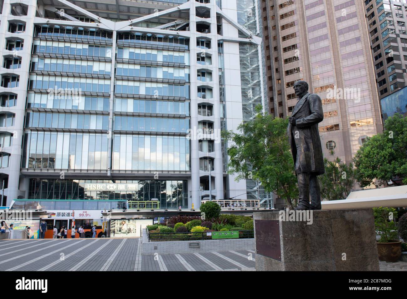 Hong Kong, Chine : 29 juin 2020. Bâtiment principal HSBC, siège social de Hong Kong et Shanghai Banking Corporation, centre de Hong Kong. Une statue de Sir T. Banque D'Images