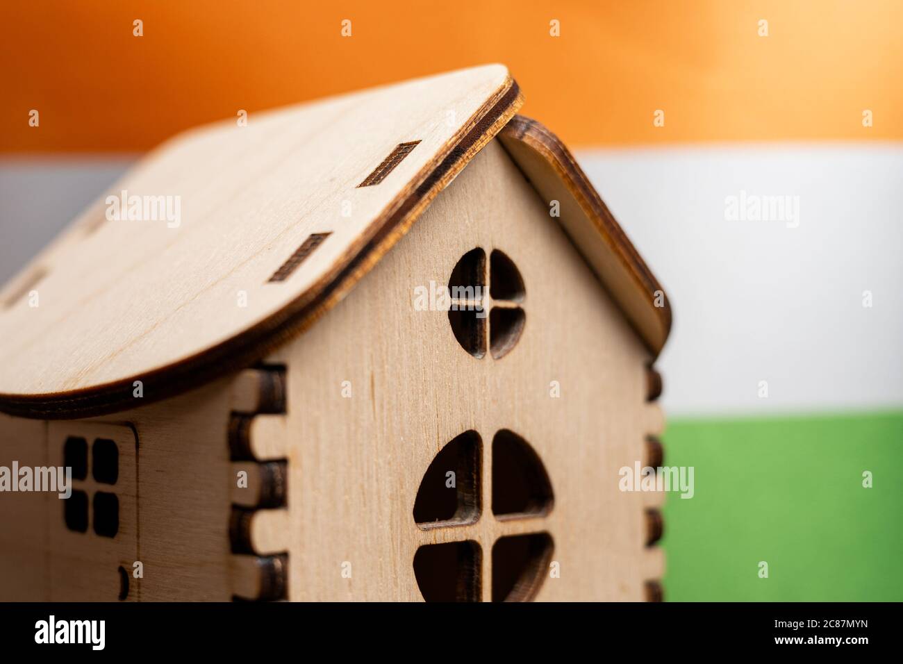 Petite maison en bois, drapeau indien sur fond. Concept immobilier, attention douce Banque D'Images
