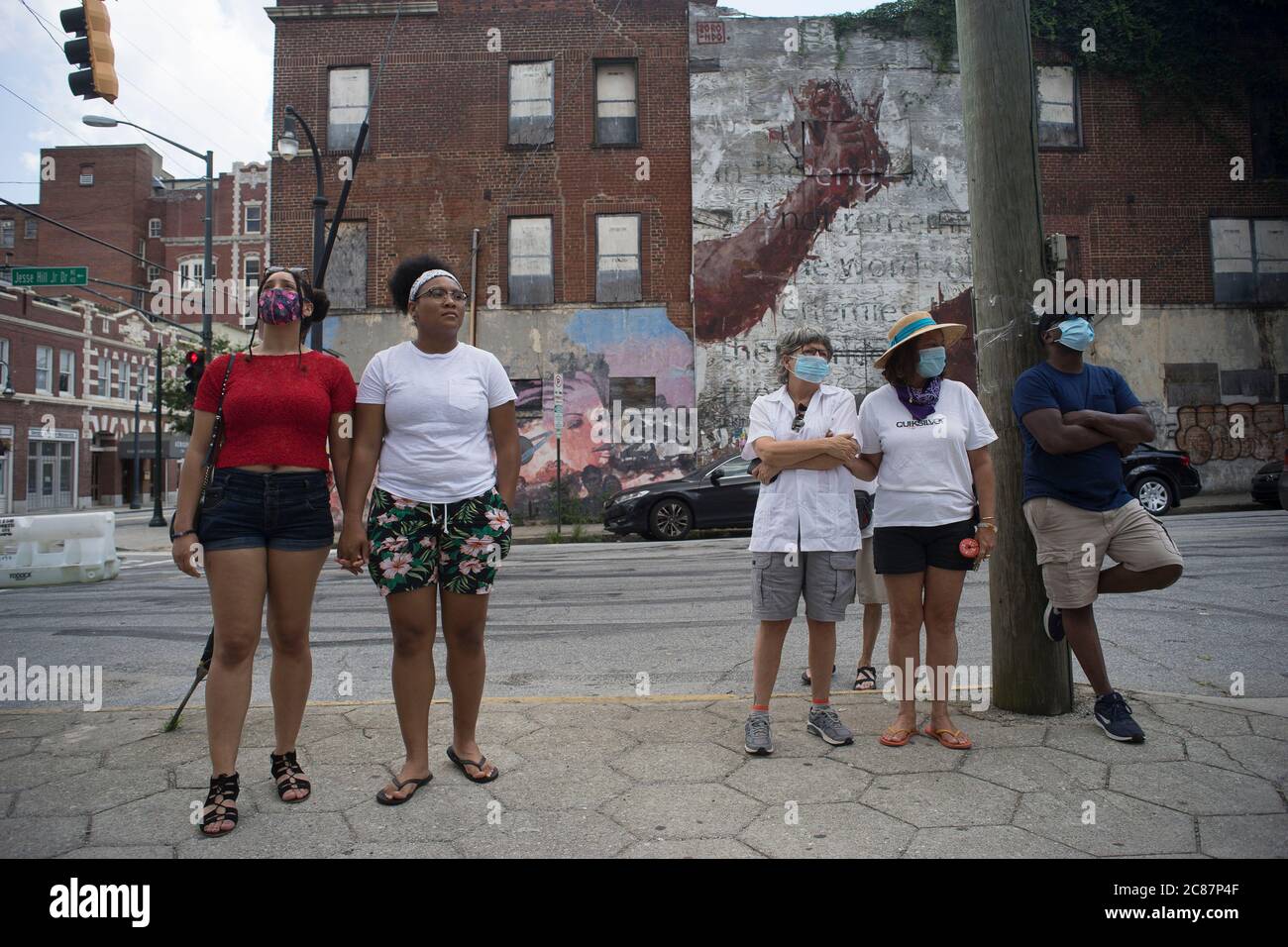 Atlanta, États-Unis. 19 juillet 2020. Les personnes portant des masques de visage se tiennent dans une rue à Atlanta, Géorgie, États-Unis, 19 juillet 2020. Une étude publiée mardi montre que chez les personnes atteintes de cas légers de COVID-19, leurs anticorps contre le coronavirus chutent fortement au cours des trois premiers mois suivant l'infection. Crédit : Alan Chin/Xinhua/Alay Live News Banque D'Images