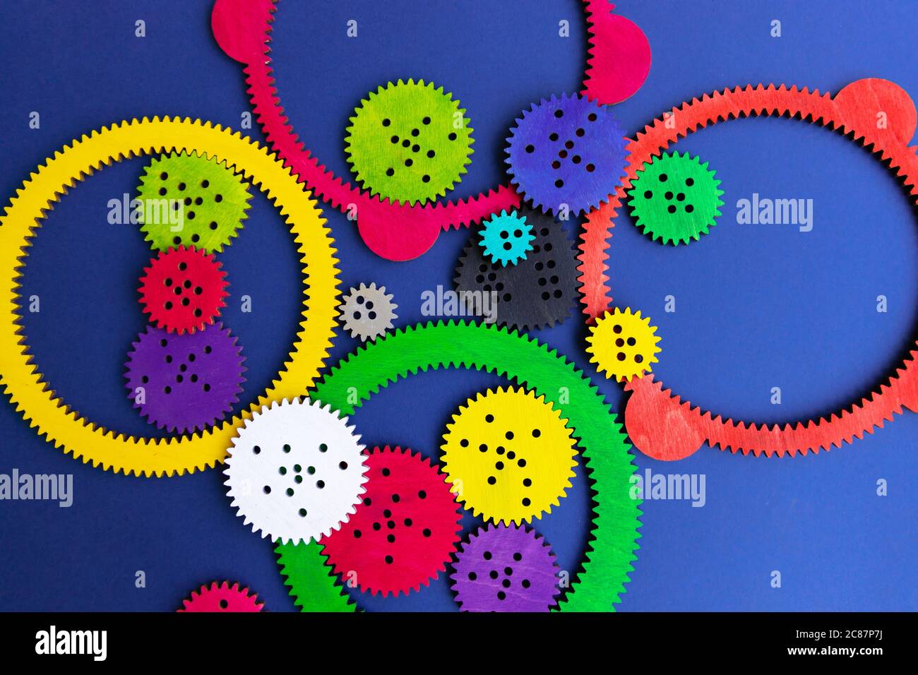 Jeu de spirographes créatifs. Kit en bois. Dessin de formes géométriques. Banque D'Images