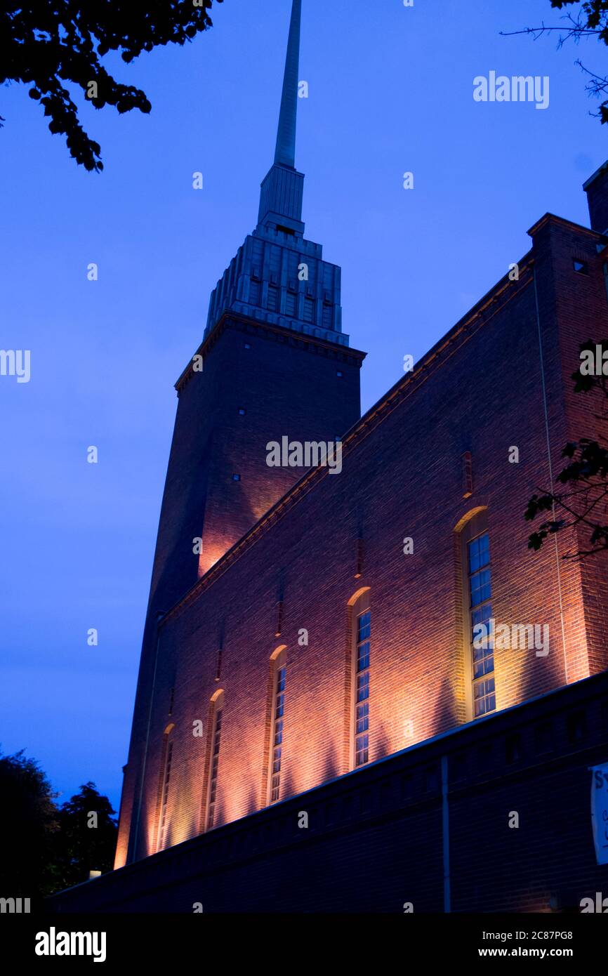 Vue sur l'église Mikael Agricola. Un regard sinistre autour de minuit pendant le solstice d'été. À Helsinki, en Finlande. Banque D'Images