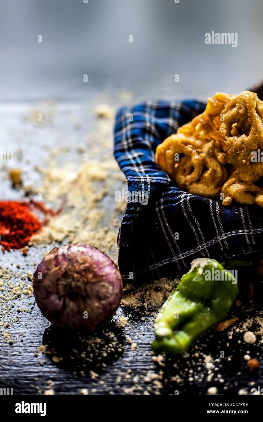 Célèbre Kanda bhaji ou Kanda bhajiya ou Kanda pakora dans un récipient sur une surface noire avec de la farine de pois chiches, des épices, des oignons, et tous les autres ingrédients Banque D'Images