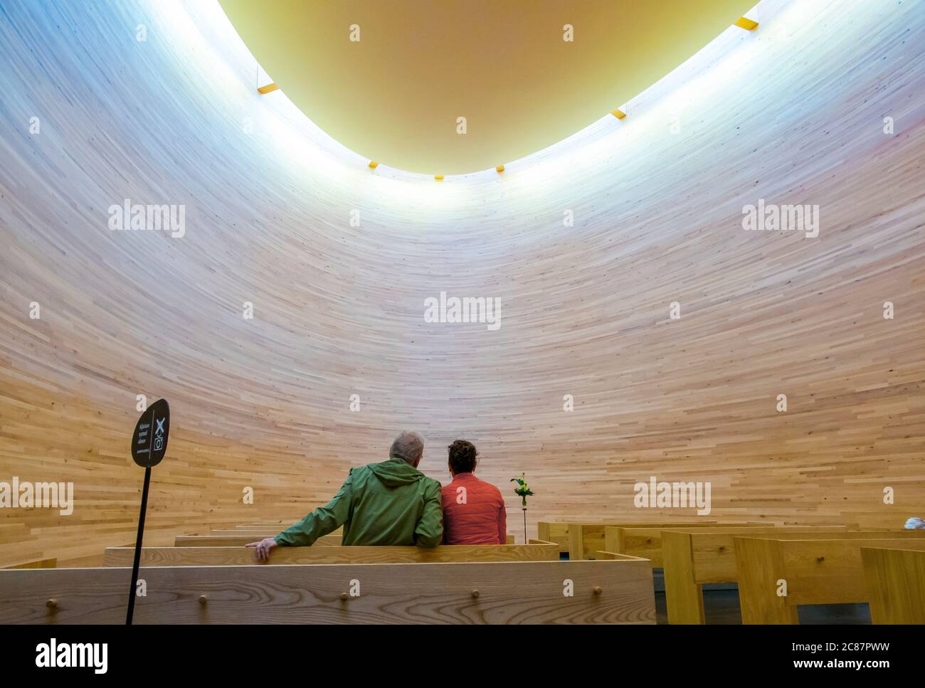 L'intérieur de la chapelle Kamppi, en bois, faite à la main, discrète et pleine. À Helsinki, en Finlande. Banque D'Images