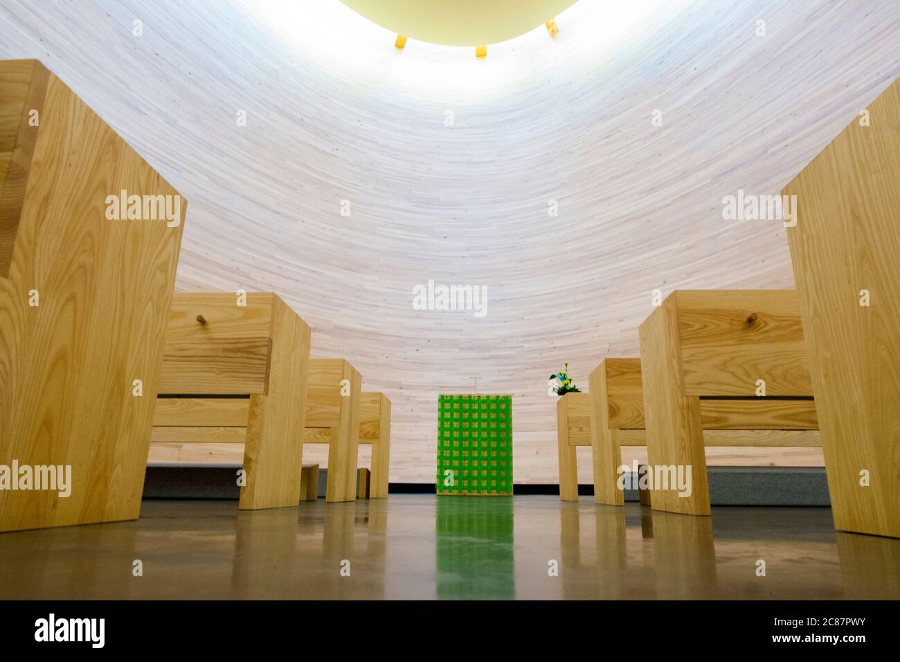 L'autel vert à l'intérieur de la chapelle Kamppi, en bois, fait à la main, sous-estimé. À Helsinki, en Finlande. Banque D'Images