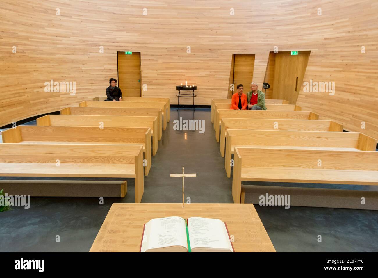 Ouvrez la bible et traversez l'autel à l'intérieur de la chapelle Kamppi, en bois, faite à la main, sous-tarée. À Helsinki, en Finlande. Banque D'Images