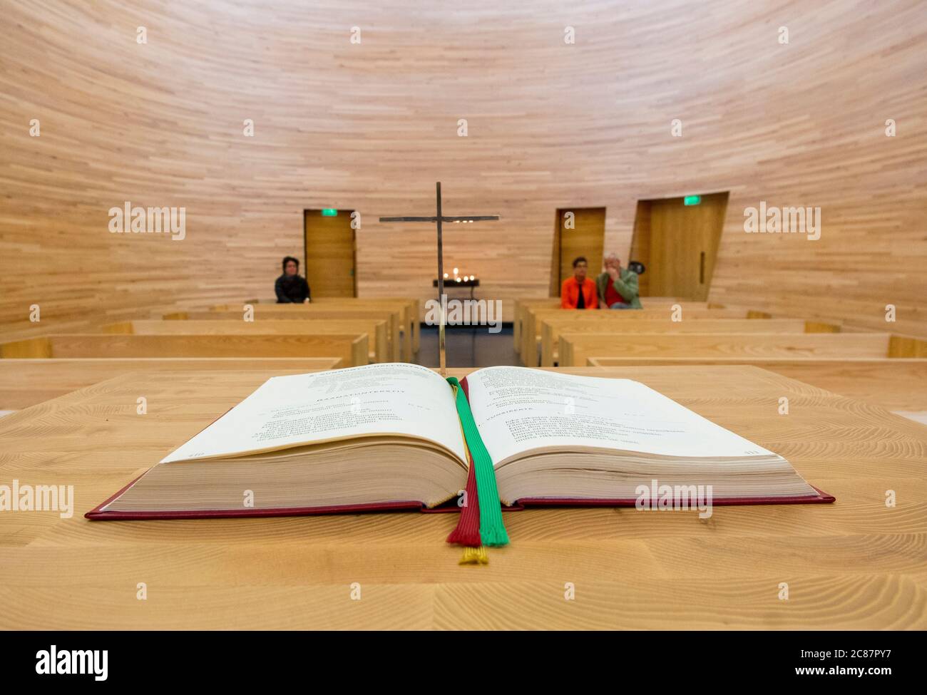Ouvrez la bible et traversez l'autel à l'intérieur de la chapelle Kamppi, en bois, faite à la main, sous-tarée. À Helsinki, en Finlande. Banque D'Images