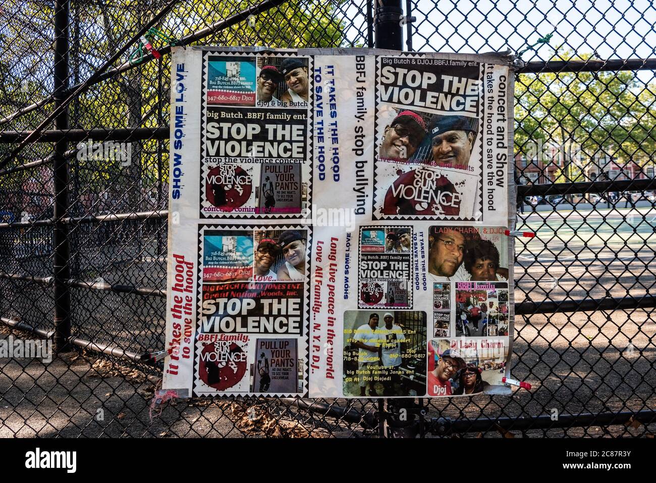 Brooklyn, États-Unis d'Amérique . 21 juillet 2020. Un panneau, appelant à la fin de la violence, est attaché à la clôture du terrain de jeu de Raymond Bush à Bedford-Stuyvesant, Brooklyn, le 21 juillet 2020. (Photo de Gabriele Holtermann/Sipa USA) crédit: SIPA USA/Alay Live News Banque D'Images