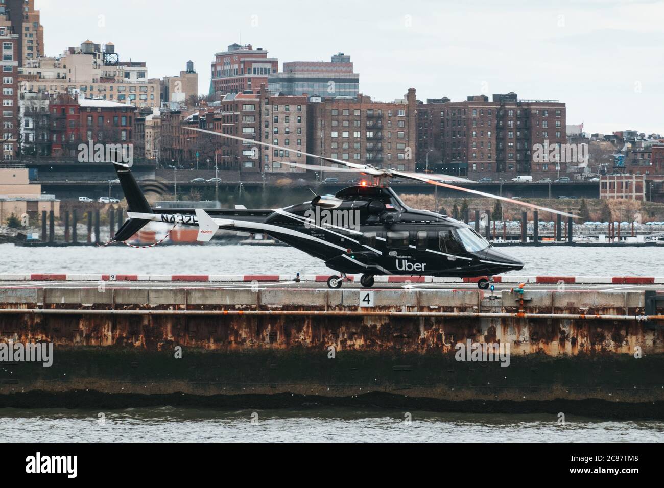 « Uber Copter » - un service d'hélicoptère disponible dans l'application de partage de vol Uber, vu à l'héliport du centre-ville de Manhattan à New York Banque D'Images