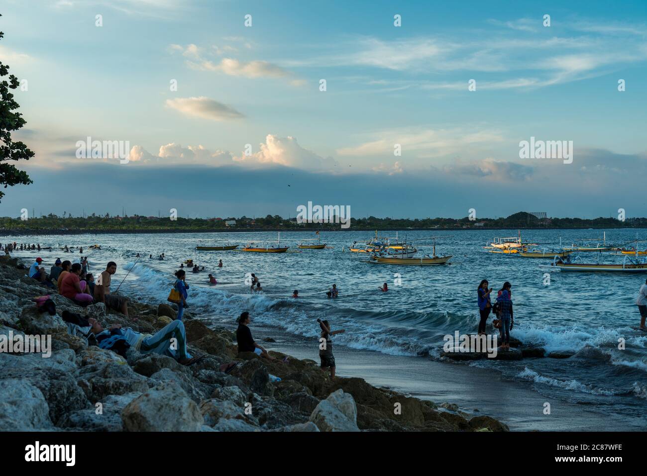 Vue sur les inconnus à la plage Banque D'Images