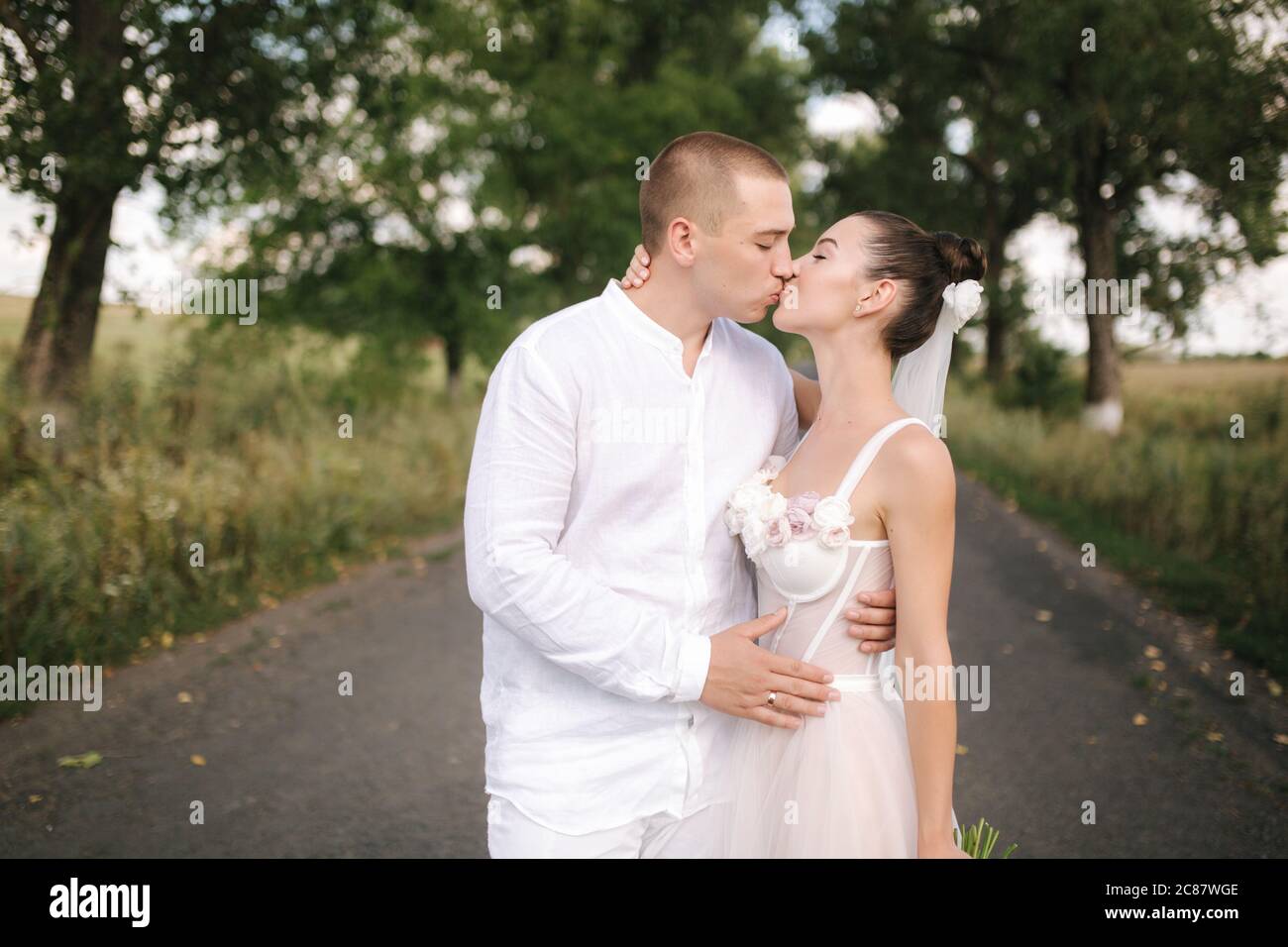 Un couple fraîchement marrié qui baise fort