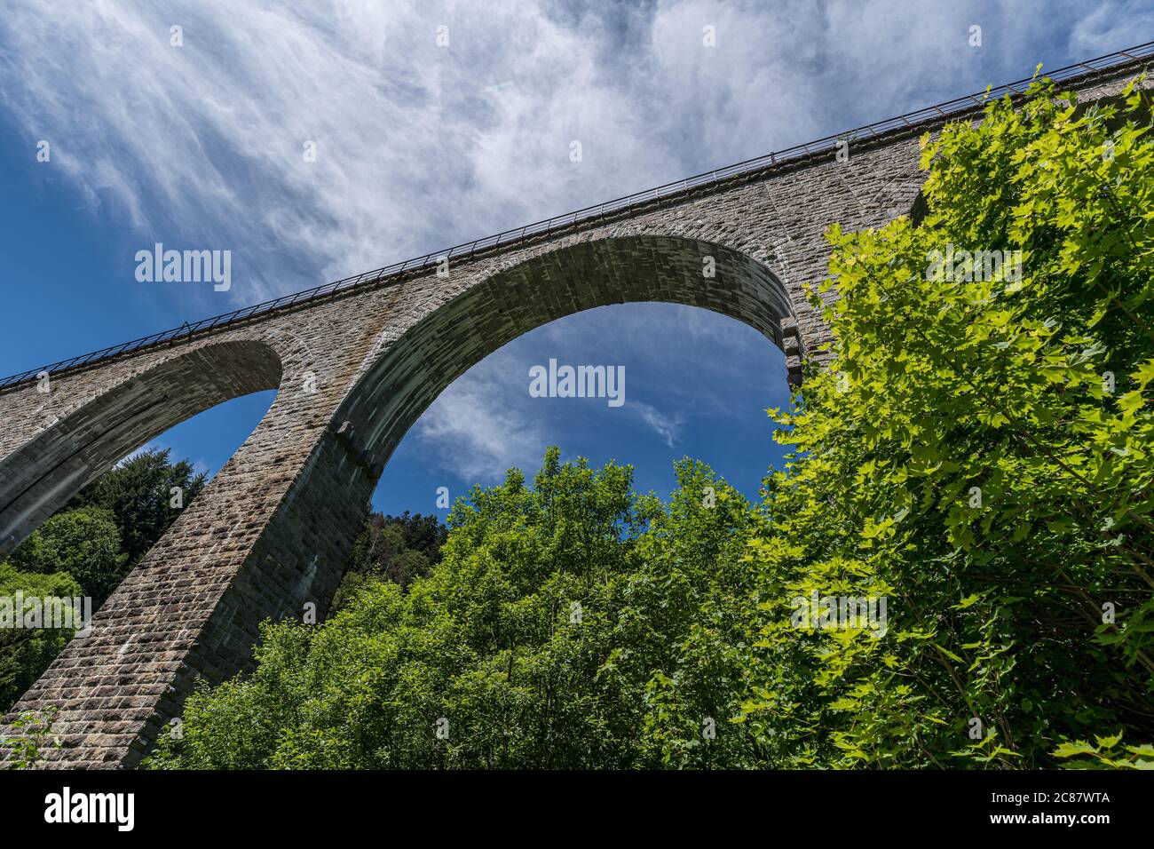 Vue spectaculaire de l'ancien pont ferroviaire au viaduc de la gorge de Ravenne à Breitnau, Allemagne Banque D'Images