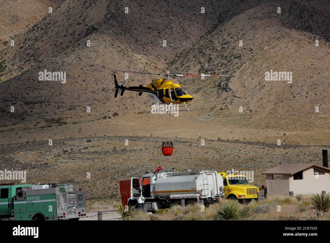 Près de GoodSprings NV, États-Unis. 21 juillet 2020. Des hélicoptères remplissent des seaux d'eau juste à côté de la State route 160 NV pour combattre le feu de Cottonwood dans une région éloignée le 21 juillet 2020 près de GoodSprings, Nevada. Crédit: Peter Noble/The photo Access crédit: The photo Access/Alay Live News Banque D'Images