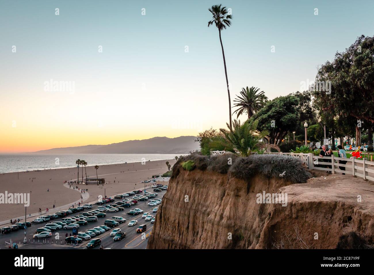 Santa Monica / CA - juillet 26 2015: Vue sur la plage, la promenade face à l'océan, la Pacific Coast Highway et le parc Palisades, au crépuscule. Banque D'Images