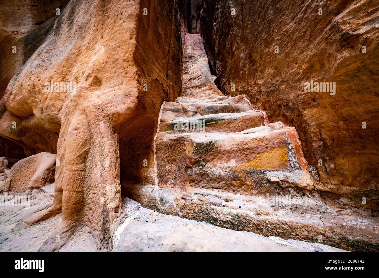 Sculpture souterraine d'une ancienne roche d'une tombe royale à Petra, en Jordanie Banque D'Images