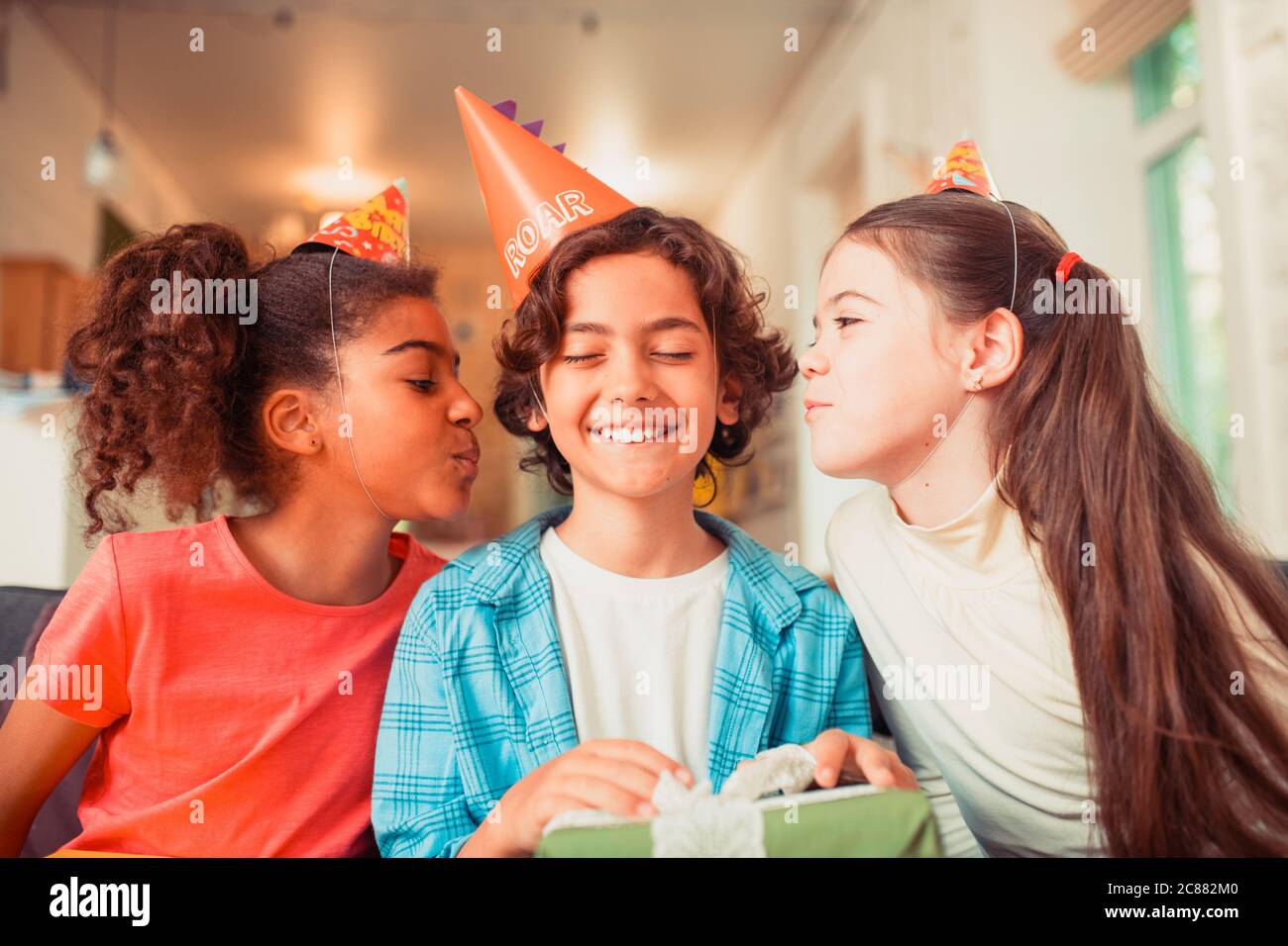 Les filles souhaitant un joyeux anniversaire à leur ami Banque D'Images