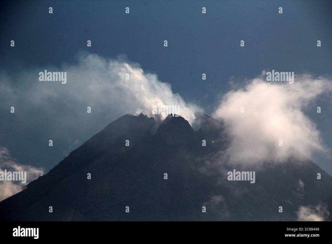 22 juillet 2020, Sleman, YOGYAKARTA, INDONÉSIE: Le mont Merapi est vu à Sleman, Yogyakarta, Indonésie émet de la fumée de sulfatara le mardi 22 juillet 2020. Selon les informations de l'Agence indonésienne d'enquête et de développement sur les catastrophes géologiques (BPPTKG) le 22 juillet 2020, le Mont Merapi a connu un tremblement de terre de 18 hybrides, amplitude 2-7 mm, SP : 0.3-0.41 secondes, quantité volcanique peu profonde : 2, amplitude : 27-70 mm, durée : 8.04-10.64 secondes) Tectonics local (quantité : 1, amplitude : 2 mm, SP : 1.24 secondes, crédit: ZUMA Press, Inc./Alay Live News crédit: ZUMA Press, Inc./Alay Live News Banque D'Images