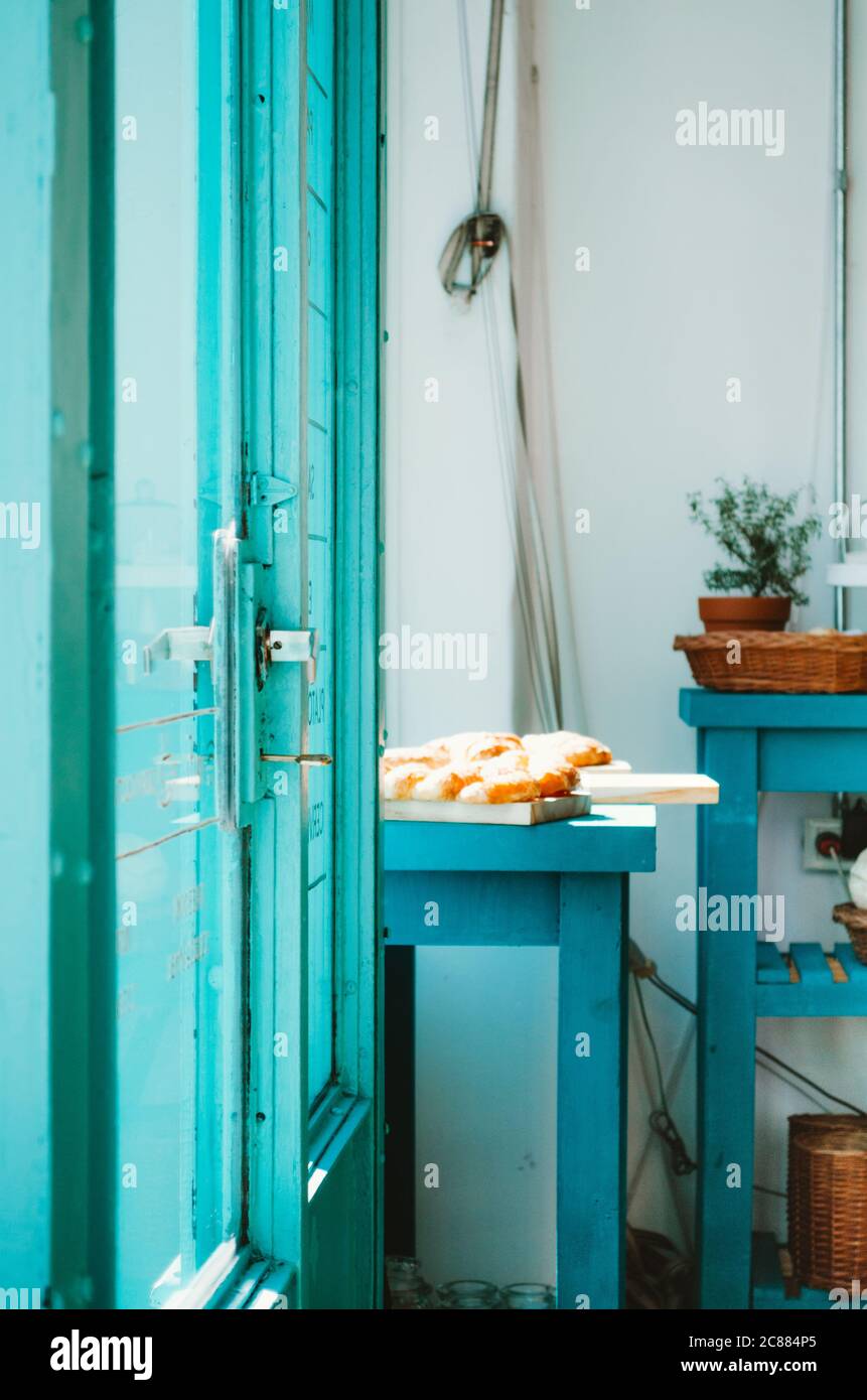 Buenos Aires, Argentine - 4 septembre 2018 : image verticale des produits de boulangerie dans un café à thème turquoise qui a récemment ouvert à San Telmo nei Banque D'Images