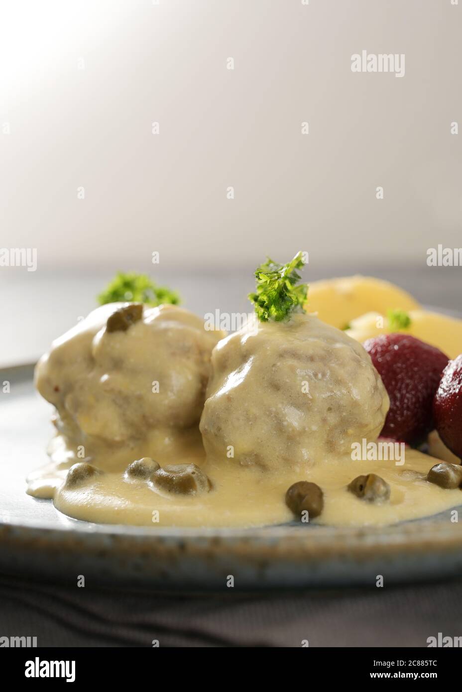 Koenigsberger Klopse ou boulettes de viande bouillies en sauce blanche avec câpres, pommes de terre de betterave et garniture de persil, traditionnel en Allemagne et en Pologne, copie sp Banque D'Images