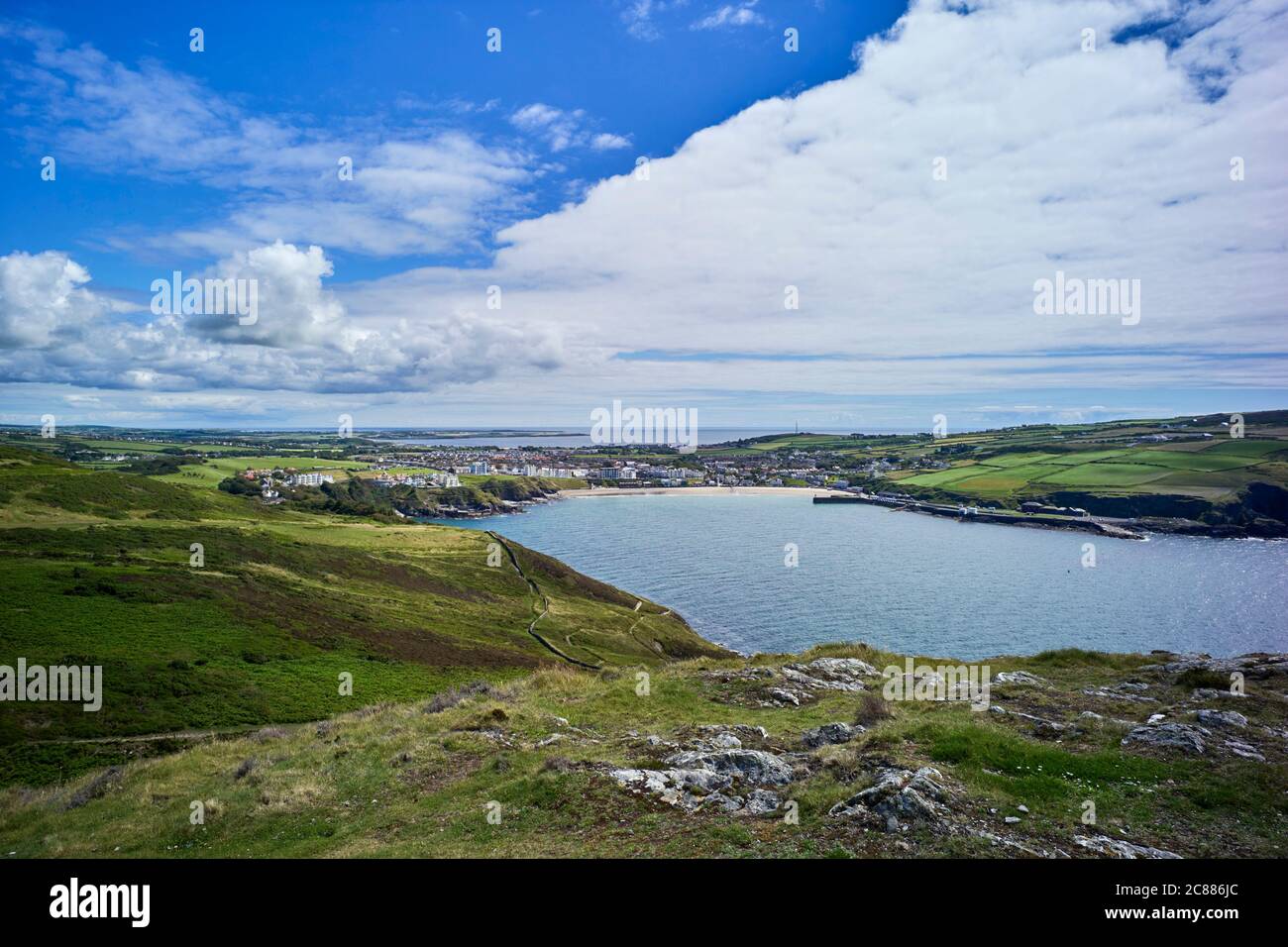 Port Erin vue du sommet de Brada Head avec la baie au premier plan et la mer d'Irlande derrière Banque D'Images