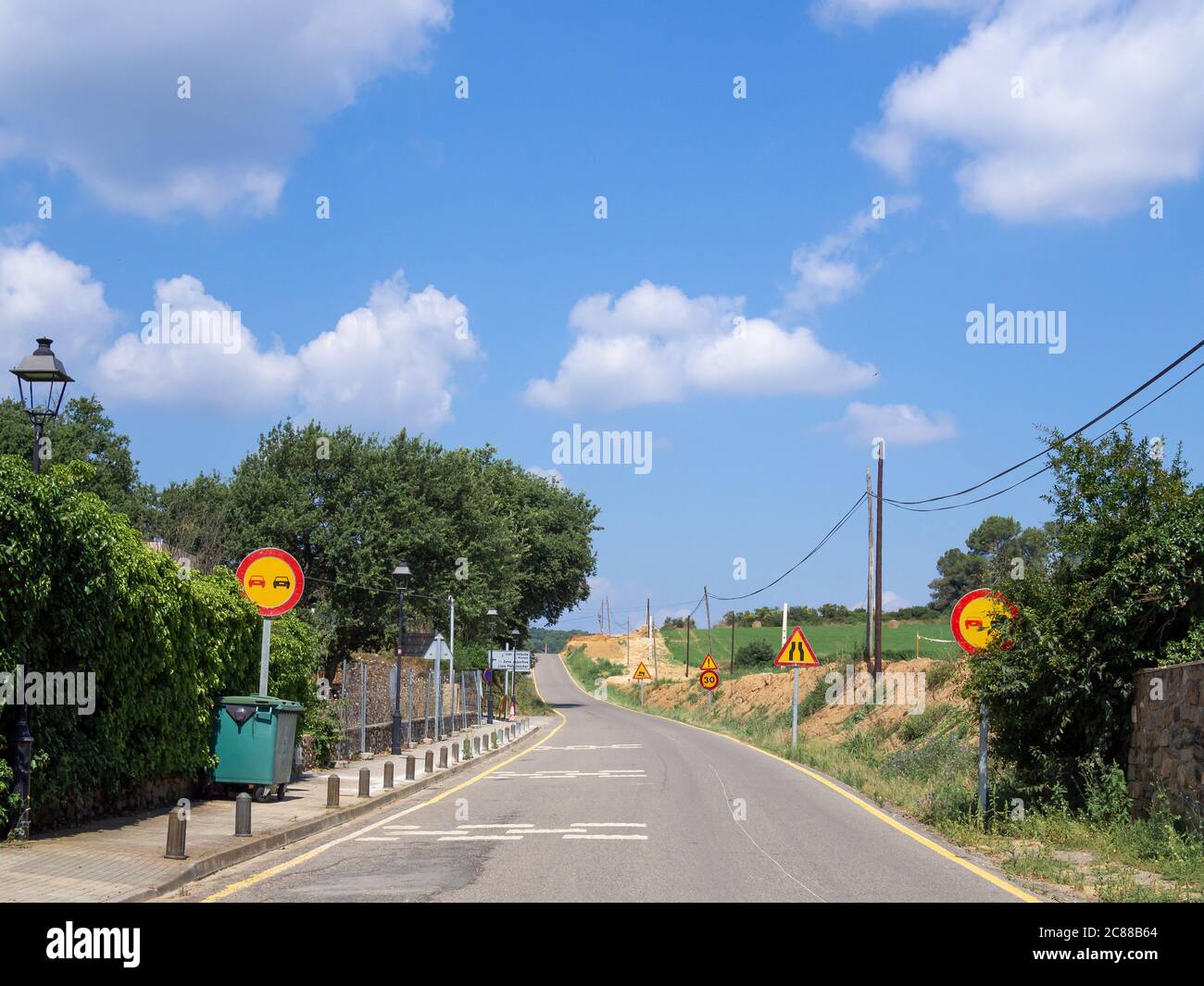 Route rurale asphaltée avec panneaux de signalisation à Catalunia, Espagne Banque D'Images
