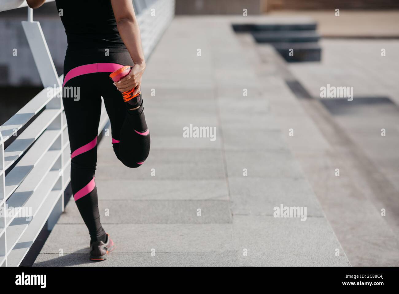 Sport et entraînement en extérieur. Fille afro-américaine faisant des exercices pour se préparer à courir Banque D'Images