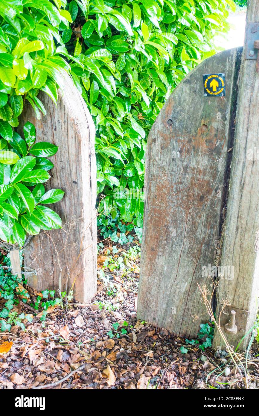 Un très petit écart sur une porte du sentier du district de Mendip dans le village de Pilton, Somerset, Angleterre, Royaume-Uni. Banque D'Images