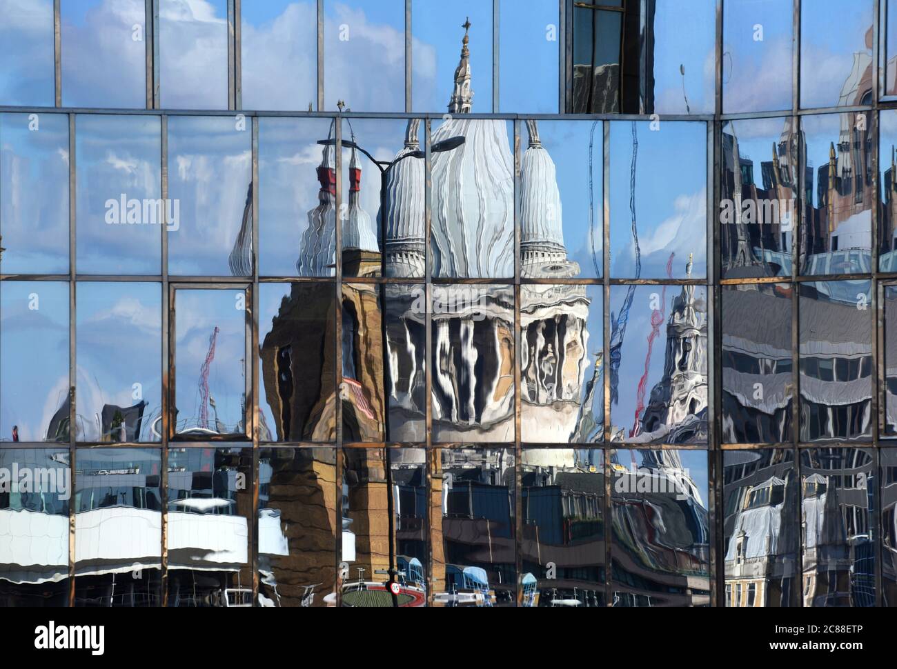 La cathédrale Saint-Paul se reflète dans les fenêtres de cette photo prise par temps clair à Londres Banque D'Images