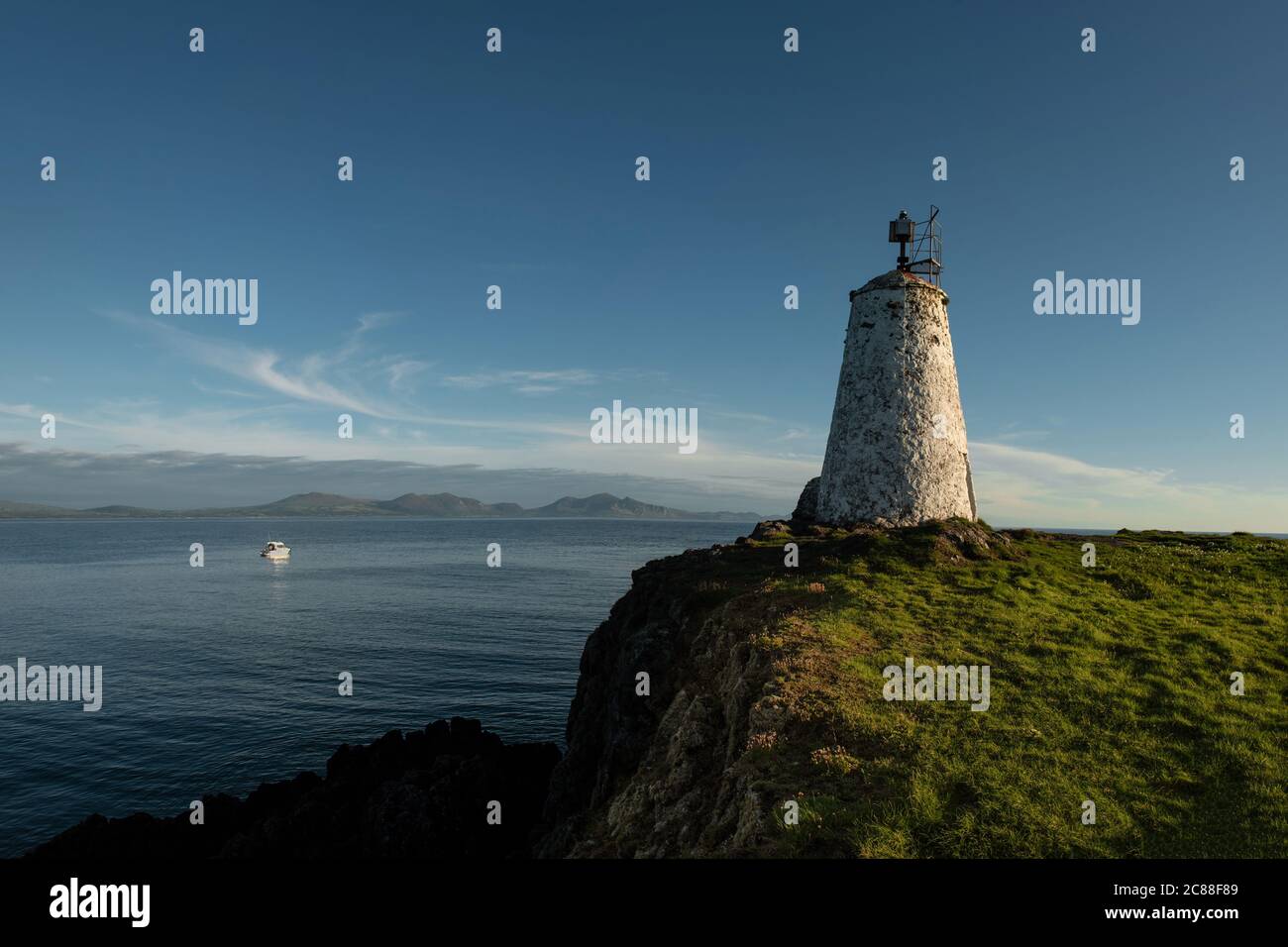 Côte nord du pays de Galles avec le phare Goleudy Tŵr Bach, Royaume-Uni Banque D'Images