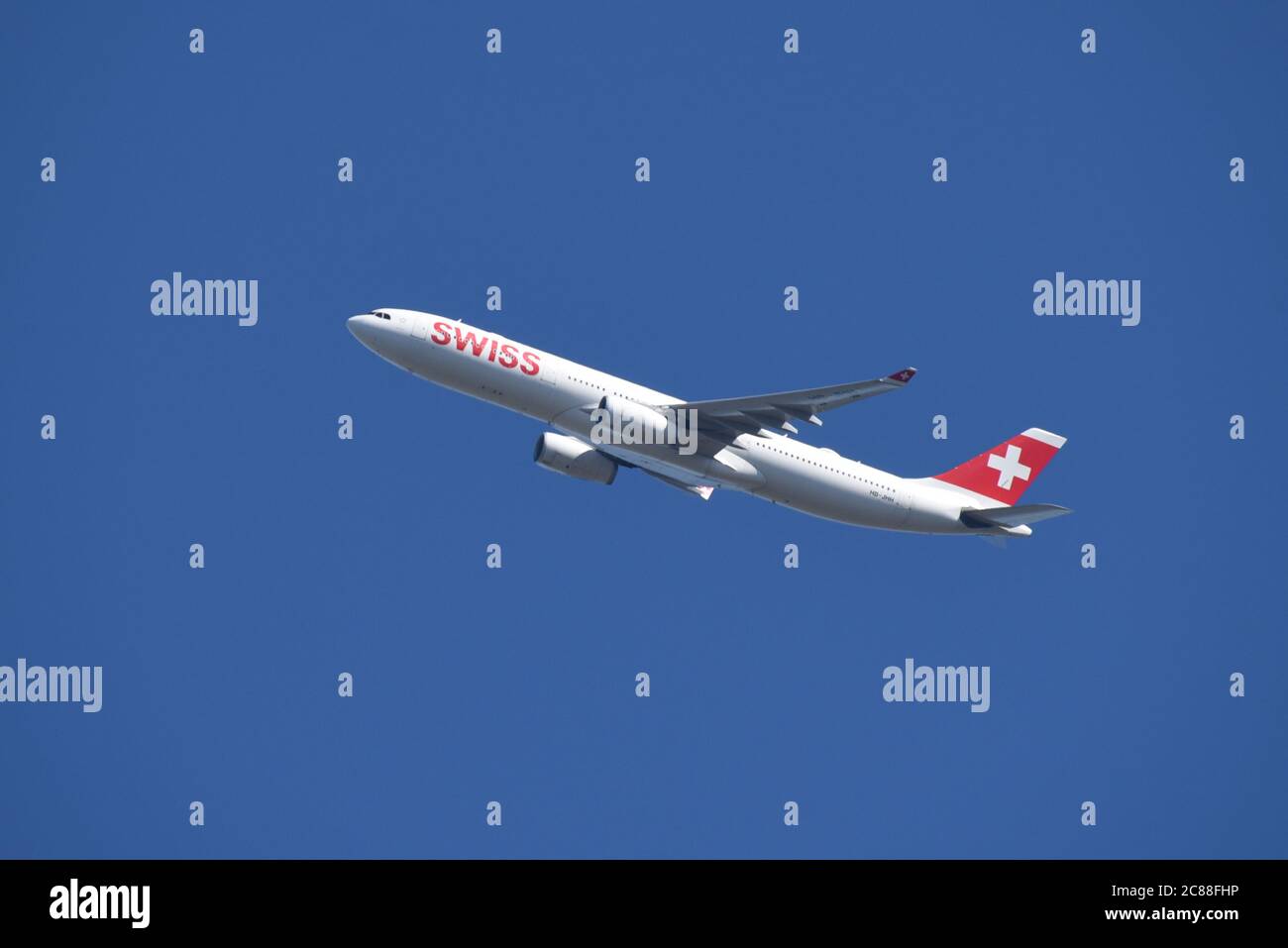 Un Airbus suisse contre un ciel bleu clair peu après avoir décollé de l'aéroport de Londres Heathrow Banque D'Images