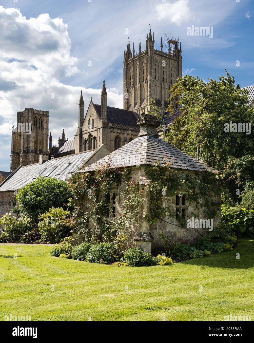 Vue sur la cathédrale de Wells prise du jardin de l'évêque Banque D'Images