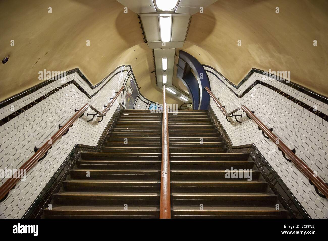 Londres, Royaume-Uni - 11 mars 2020 - escalier menant à un passage à la station de métro Camden Town Banque D'Images