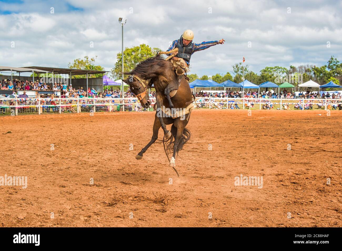 Saddle bronc rider en action au Mt Garnet Rodeo. Mt Garnet, Queensland, Australie Banque D'Images