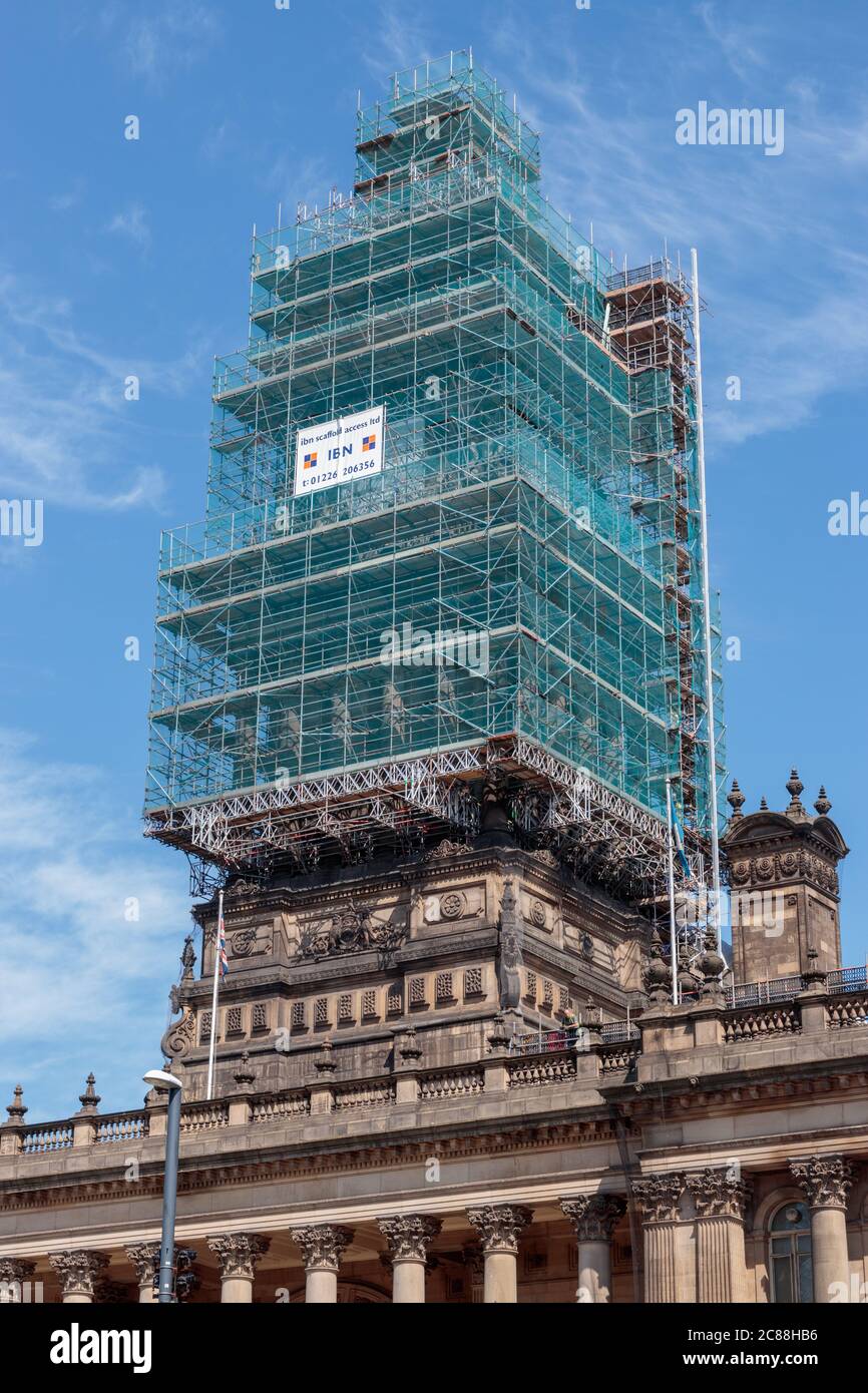 Vue sur la tour de l'horloge de l'hôtel de ville de Leeds pendant les travaux de rénovation Banque D'Images