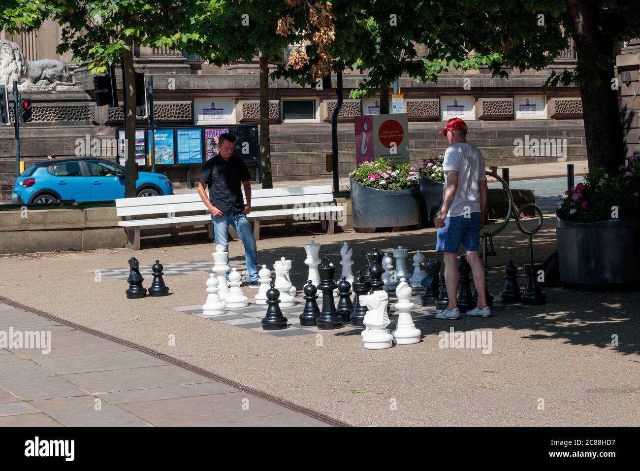 Vue des hommes jouant aux Échecs devant la bibliothèque centrale sur le Headrow, Leeds Banque D'Images