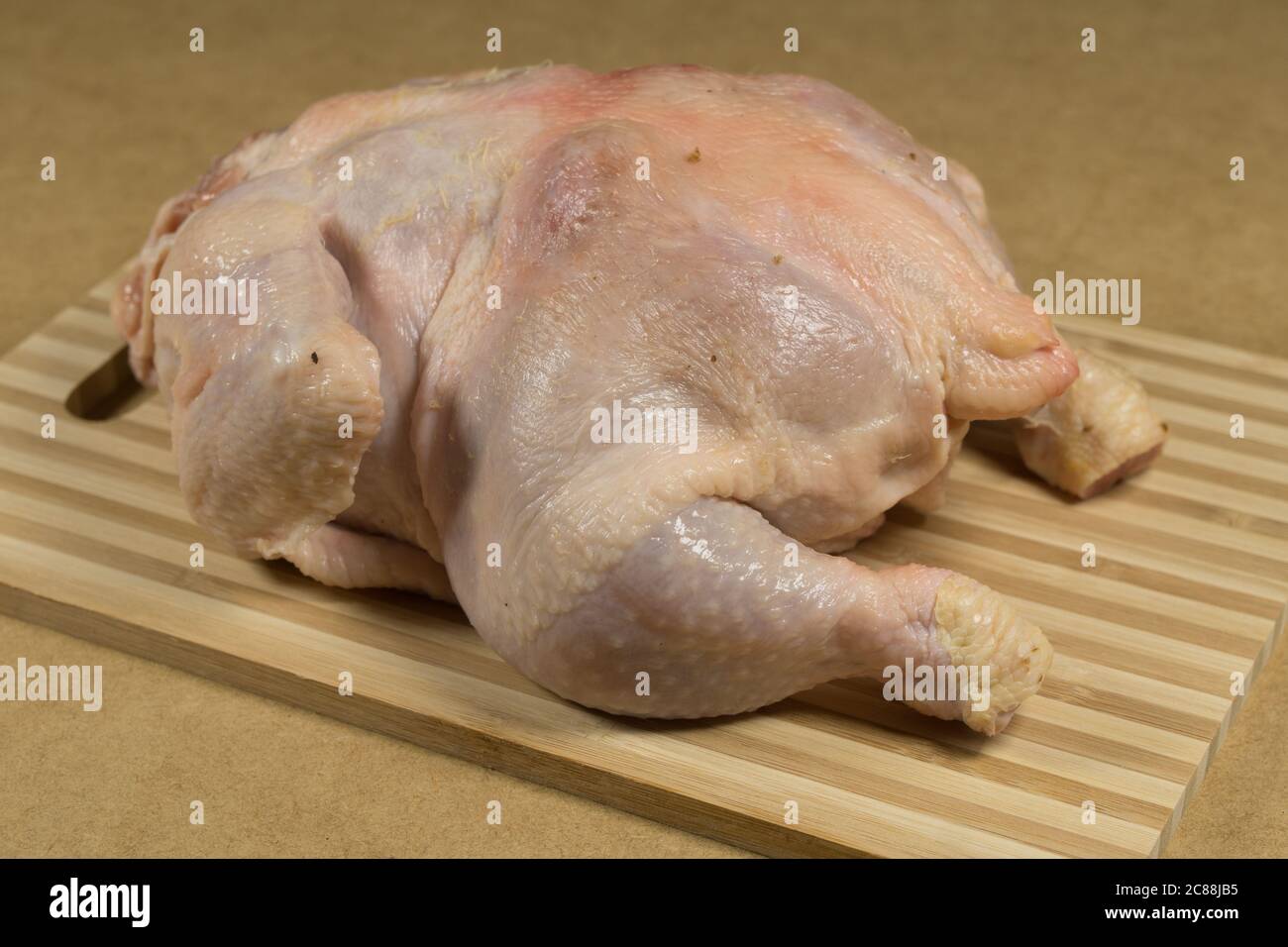 Carcasse de poulet cru, poulet. Oignon, citron, champignons, ail, romarin Banque D'Images