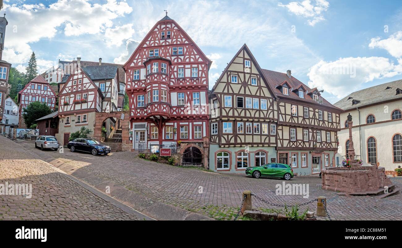Façade historique en demi-bois dans la ville médiévale allemande de Miltenberg pendant la journée Banque D'Images