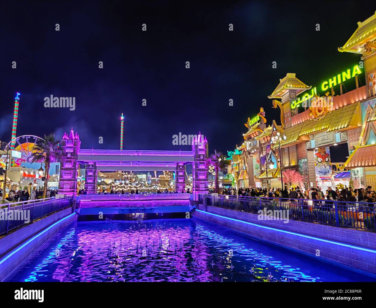 Vue colorée sur le village global de Dubaï, l'une des attractions les plus célèbres de la ville, avec ses divertissements et ses magasins issus de cultures multiples Banque D'Images