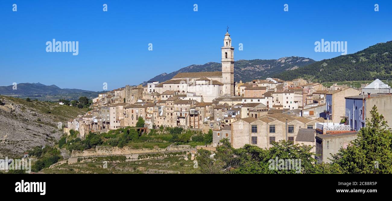 Vue de jour sur le village de Bocairent contre les montagnes rocheuses. Comarca de Vall d'Albaida dans la Communauté Valencienne, Espagne. Banque D'Images