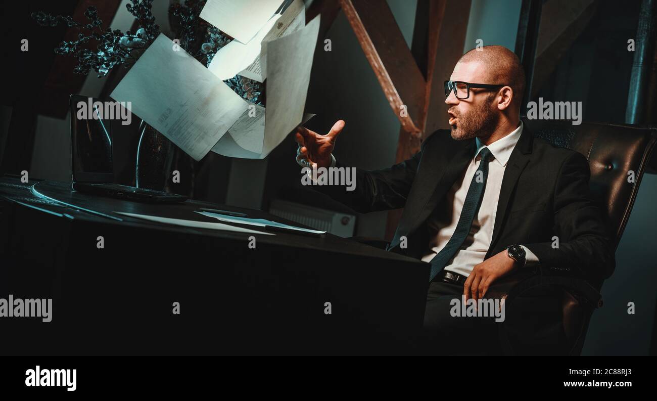 Handsome man throwing documents Banque D'Images