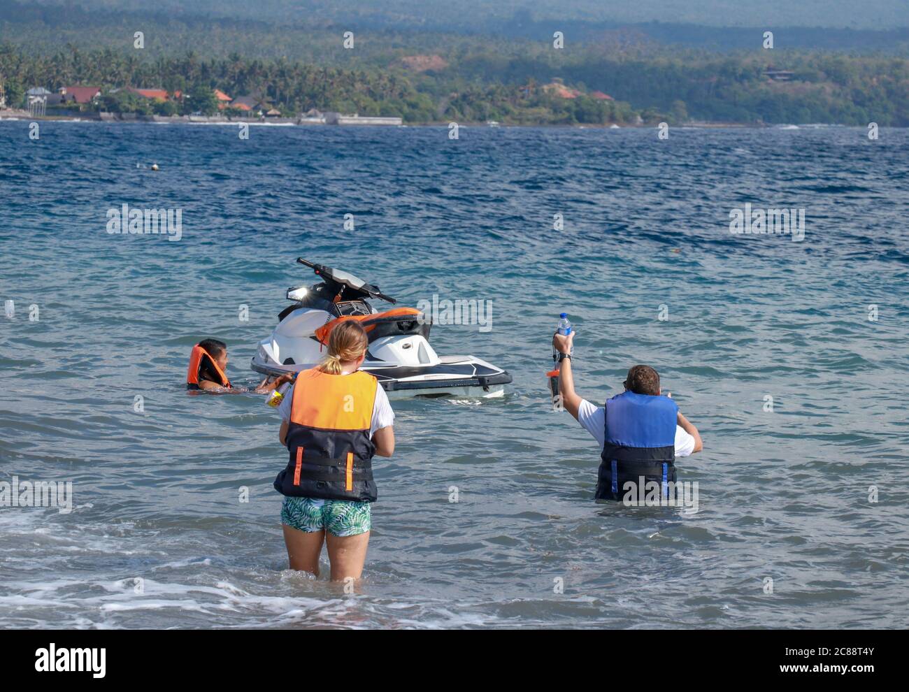 Les touristes aiment le jet ski en voiture sur l'océan. Un jeune couple fait un jet-bike Banque D'Images