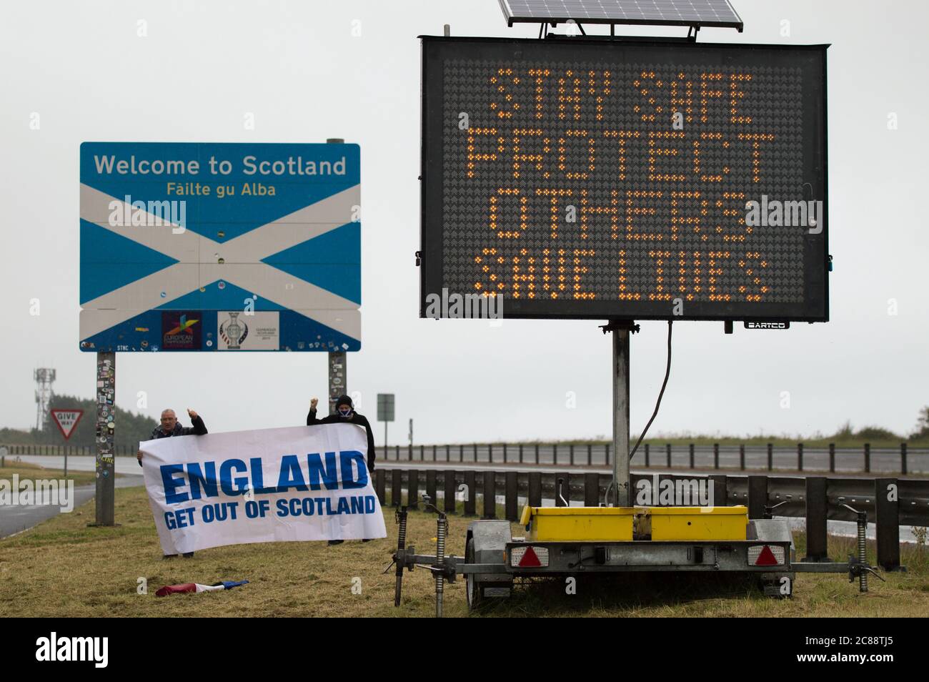 Frontière écossaise/anglaise à Berwick, Écosse, Royaume-Uni. 22 juillet 2020 en photo : (G-D) James Connelly; Sean Clerkin de action pour l'Écosse. Tous les gens doivent cesser de voyager de l'Angleterre à l'Écosse pour des raisons non essentielles pour protéger le peuple de l'Écosse de Covid-19. Les nouveaux cas de Covid-19 sont 5.5 fois plus élevés en Angleterre qu'en Écosse et le professeur Rowland Kao, biologiste mathématique à L'université D'ÉDIMBOURG, a récemment déclaré que s'il y avait un accroissement des voyages entre l'Angleterre et l'Écosse, il est inévitable que les cas de Covid-19 augmentent en Écosse. Crédit : Colin Fisher/Alay Live News. Banque D'Images