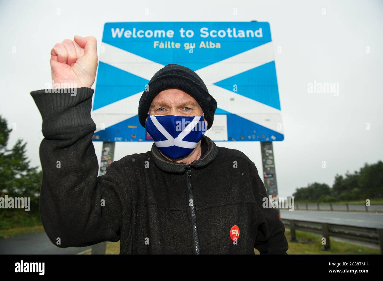 Frontière écossaise/anglaise à Berwick, Écosse, Royaume-Uni. 22 juillet 2020 photo : Sean Clerkin d'action pour l'Écosse. Tous les gens doivent cesser de voyager de l'Angleterre à l'Écosse pour des raisons non essentielles pour protéger le peuple de l'Écosse de Covid-19. Les nouveaux cas de Covid-19 sont 5.5 fois plus élevés en Angleterre qu'en Écosse et le professeur Rowland Kao, biologiste mathématique à L'université D'ÉDIMBOURG, a récemment déclaré que s'il y avait un accroissement des voyages entre l'Angleterre et l'Écosse, il est inévitable que les cas de Covid-19 augmentent en Écosse. Crédit : Colin Fisher/Alay Live News. Banque D'Images