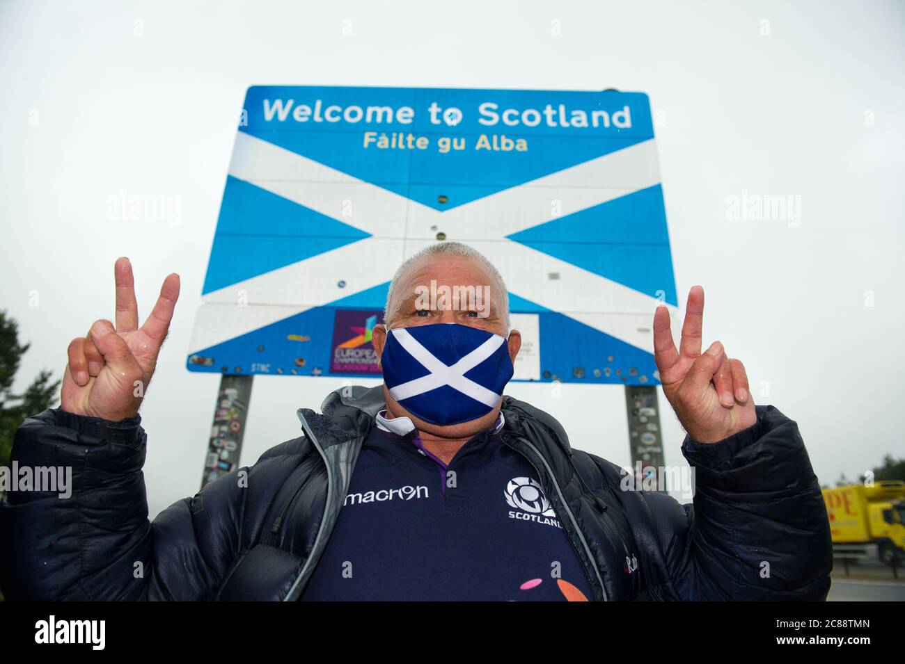 Frontière écossaise/anglaise à Berwick, Écosse, Royaume-Uni. 22 juillet 2020 photo : James Connelly d'action pour l'Écosse. Tous les gens doivent cesser de voyager de l'Angleterre à l'Écosse pour des raisons non essentielles pour protéger le peuple de l'Écosse de Covid-19. Les nouveaux cas de Covid-19 sont 5.5 fois plus élevés en Angleterre qu'en Écosse et le professeur Rowland Kao, biologiste mathématique à L'université D'ÉDIMBOURG, a récemment déclaré que s'il y avait un accroissement des voyages entre l'Angleterre et l'Écosse, il est inévitable que les cas de Covid-19 augmentent en Écosse. Crédit : Colin Fisher/Alay Live News. Banque D'Images