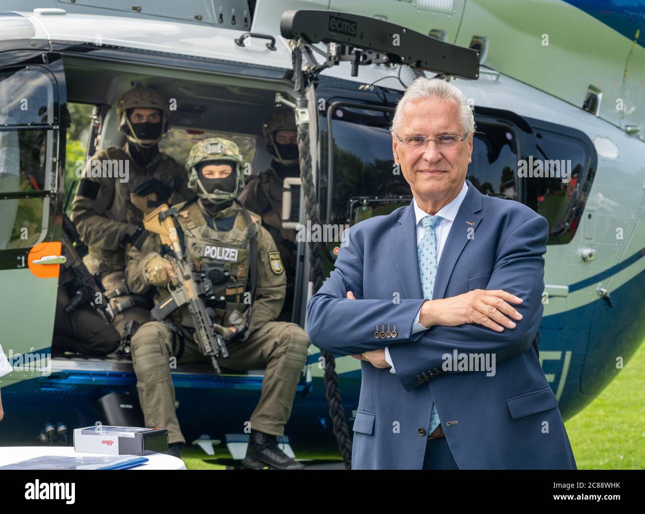 Munich, Allemagne. 22 juillet 2020. Joachim Herrmann (CSU), ministre de l'intérieur de Bavière, se tient devant un nouvel hélicoptère, tenu par huit policiers entièrement équipés de la task force spéciale, lors d'une conférence de presse sur l'achat de huit nouveaux hélicoptères de police pour 100 millions d'euros. Crédit : Peter Kneffel/dpa/Alay Live News Banque D'Images